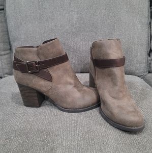 Not sure brand but says kylie on bottom.